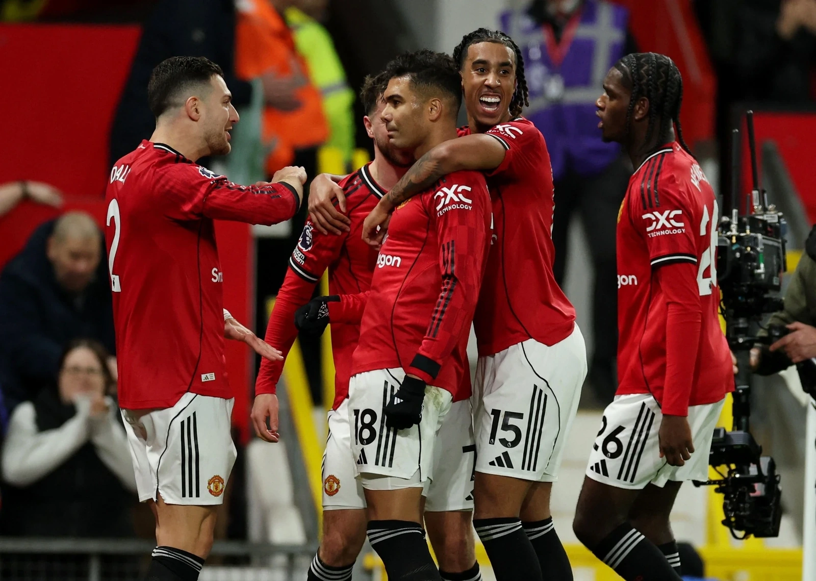 Nước mắt Thanh Thúy và nỗi ấm ức trọng tài; MU hòa điên rồ với Bournemouth