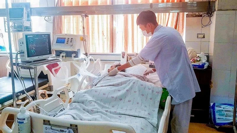 Cứu sống bệnh nhân hôn mê nguy kịch do nhiều bệnh lý nặng phối hợp