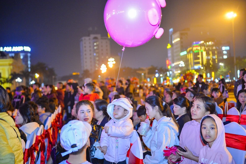 Hàng nghìn người đổ về Quảng trường Lam Sơn chào đón năm mới 2026