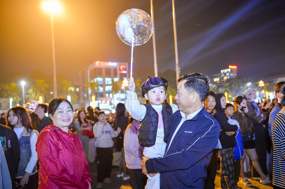 Hàng nghìn người đổ về Quảng trường Lam Sơn chào đón năm mới 2026