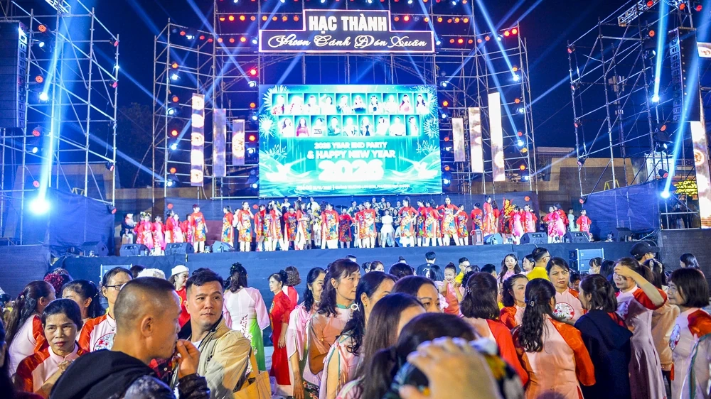 Hàng nghìn người đổ về Quảng trường Lam Sơn chào đón năm mới 2026