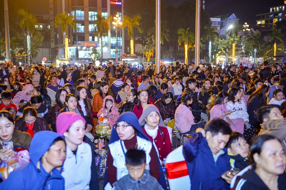 Hàng nghìn người đổ về Quảng trường Lam Sơn chào đón năm mới 2026
