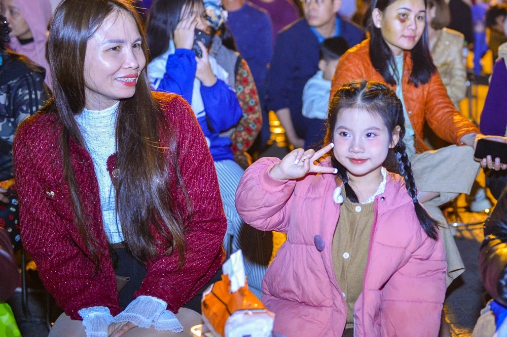 Hàng nghìn người đổ về Quảng trường Lam Sơn chào đón năm mới 2026