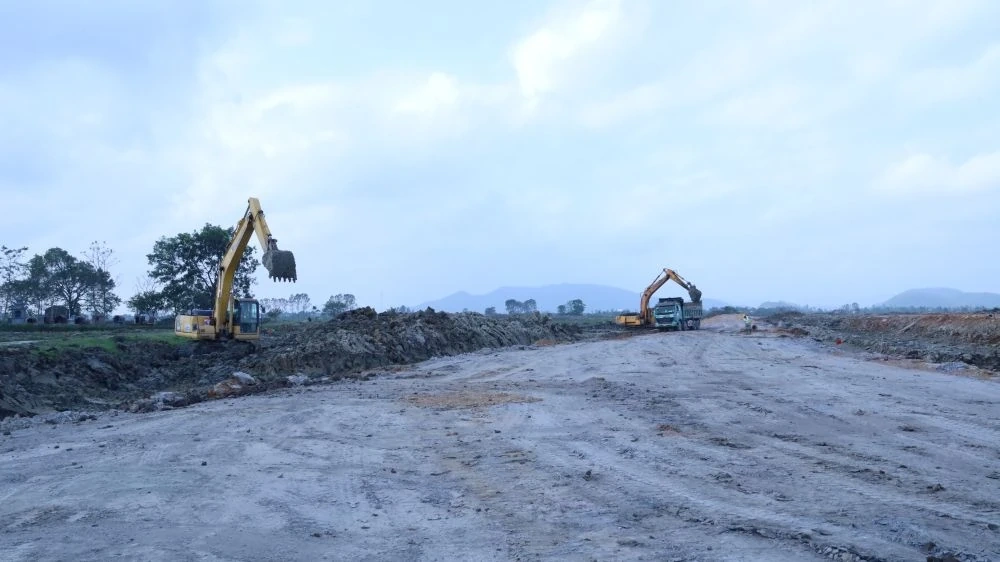 Nghỉ Tết vẫn “3 ca, 4 kíp” trên công trường trọng điểm