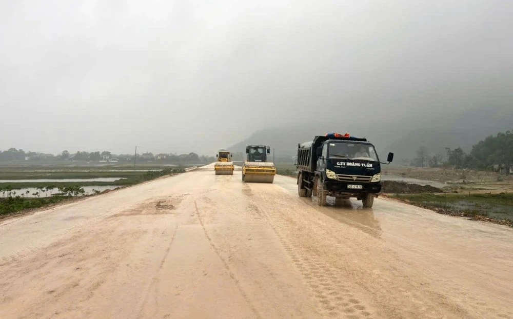 Nghỉ Tết vẫn “3 ca, 4 kíp” trên công trường trọng điểm