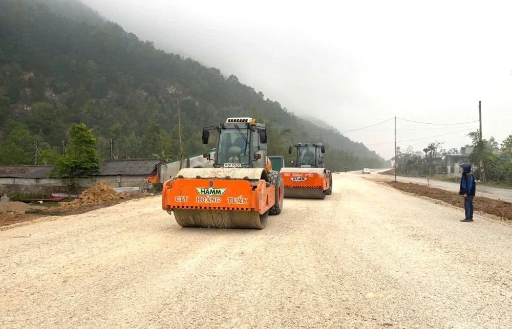 Nghỉ Tết vẫn “3 ca, 4 kíp” trên công trường trọng điểm