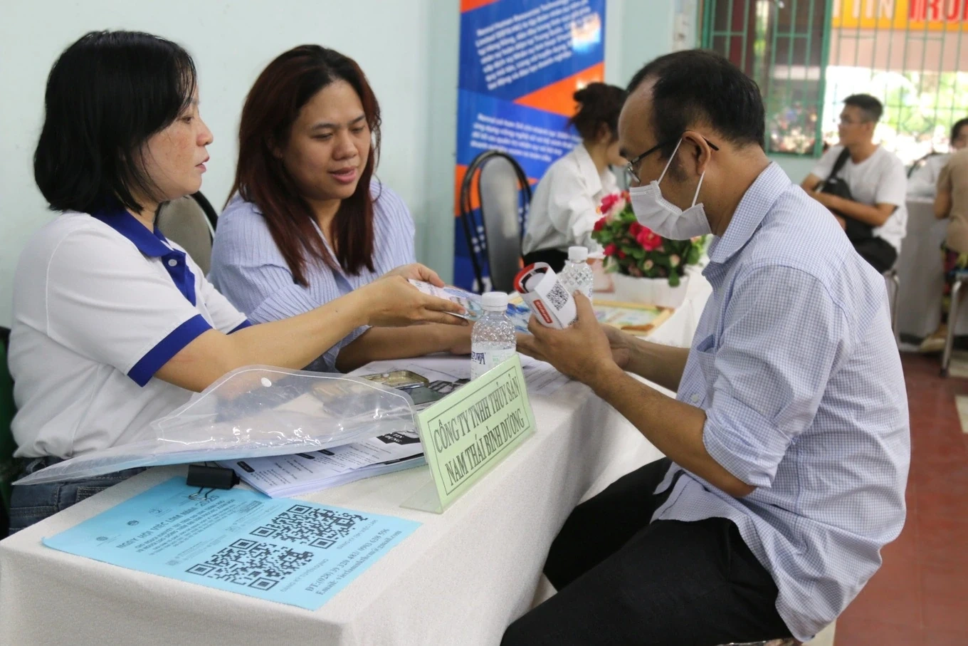 Từ 01/01: Tăng lương tối thiểu vùng, học sinh cả nước dùng chung một bộ SGK