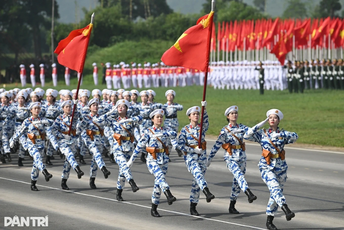 Từ 01/01: Tăng lương tối thiểu vùng, học sinh cả nước dùng chung một bộ SGK