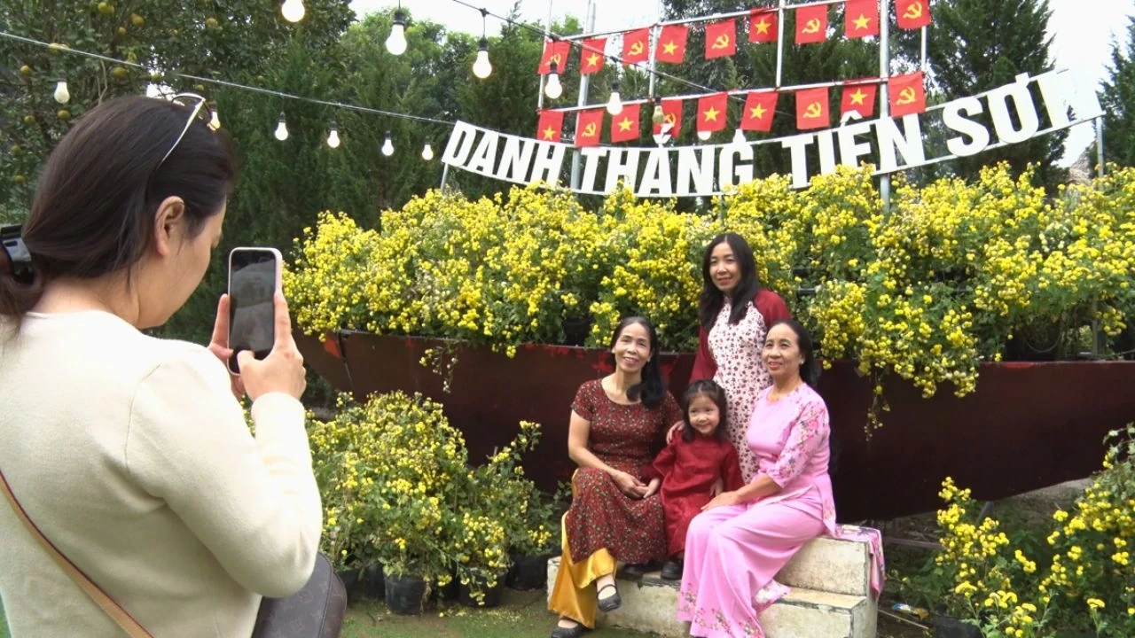 Du khách đổ về Khu du lịch Động Tiên Sơn trong kỳ nghỉ Tết Dương lịch