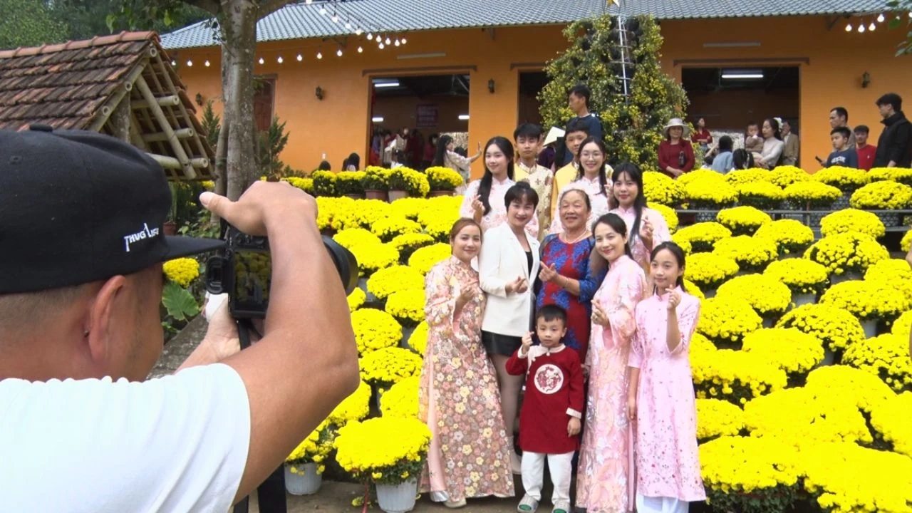 Du khách đổ về Khu du lịch Động Tiên Sơn trong kỳ nghỉ Tết Dương lịch