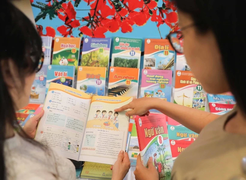 Không loại bỏ mà sẽ chuyển đổi các sách giáo khoa khác thành tài liệu tham khảo