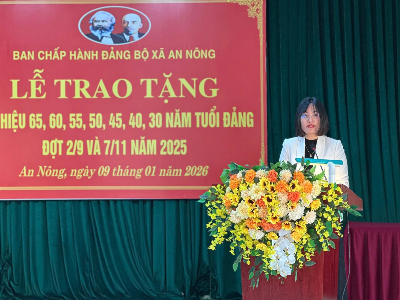 Đảng ủy xã An Nông trao tặng Huy hiệu Đảng cho các đảng viên