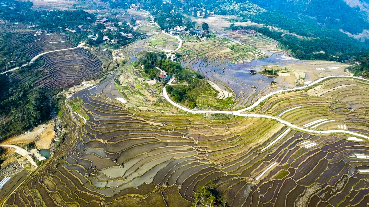 Ruộng bậc thang Pù Luông lung linh mùa nước đổ