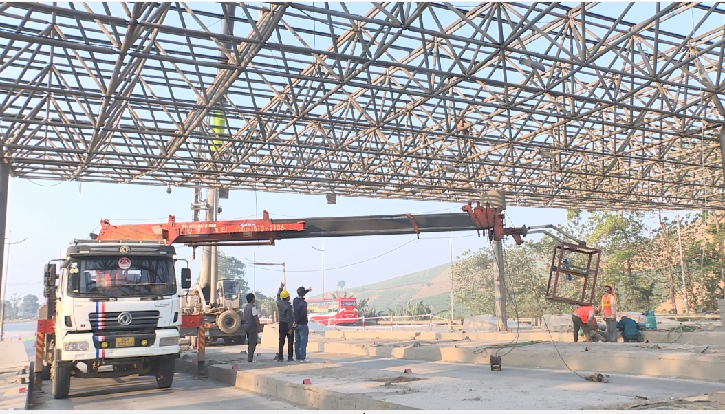 Tháo dỡ trạm thu phí ngừng hoạt động suốt 9 năm