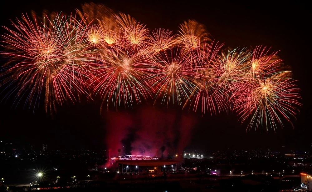 Người dân choáng ngợp trước màn sơ duyệt pháo hoa nghệ thuật tại Mỹ Đình