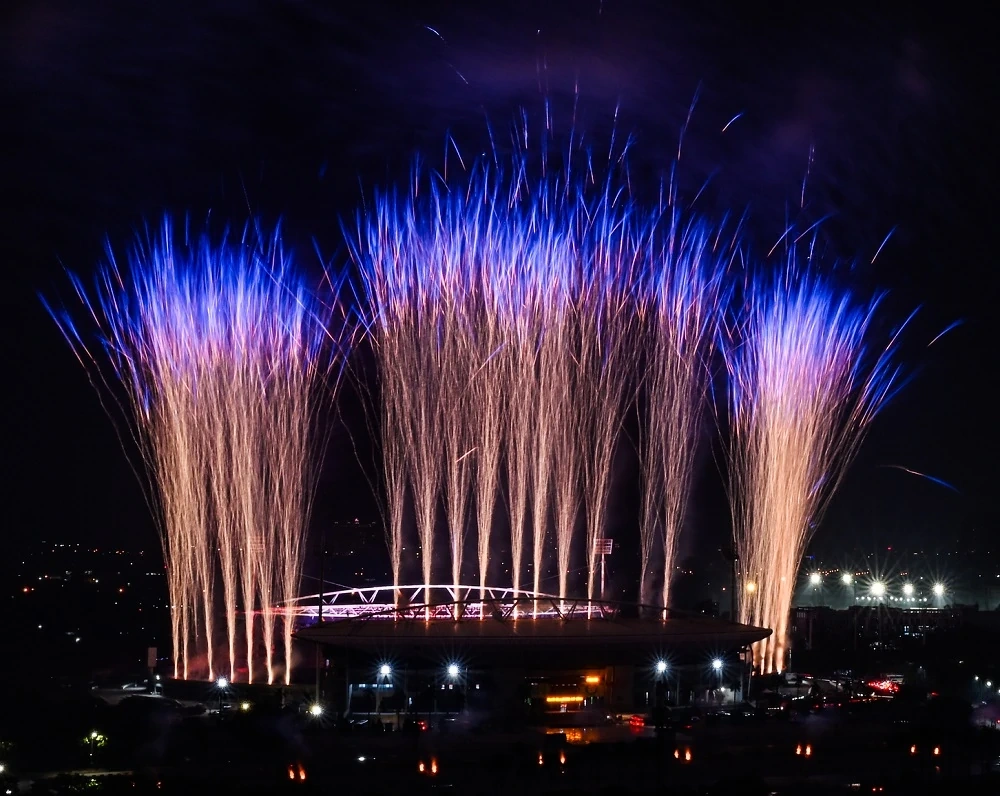 Người dân choáng ngợp trước màn sơ duyệt pháo hoa nghệ thuật tại Mỹ Đình