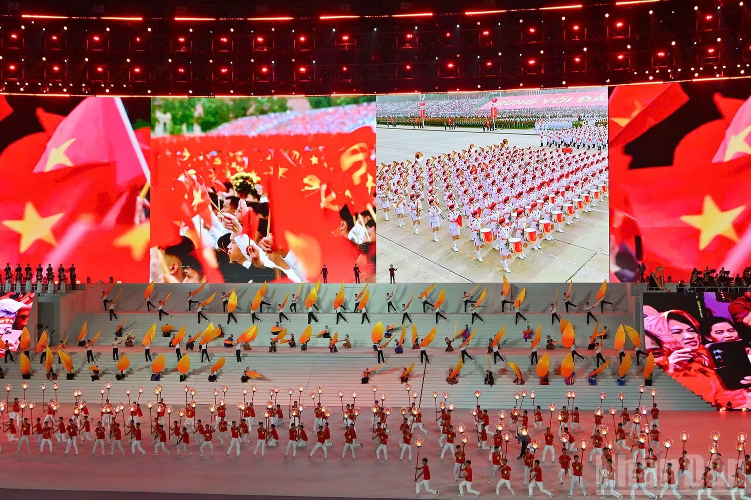 Tổng Bí thư Tô Lâm dự chương trình nghệ thuật đặc biệt Dưới lá cờ vẻ vang của Đảng”