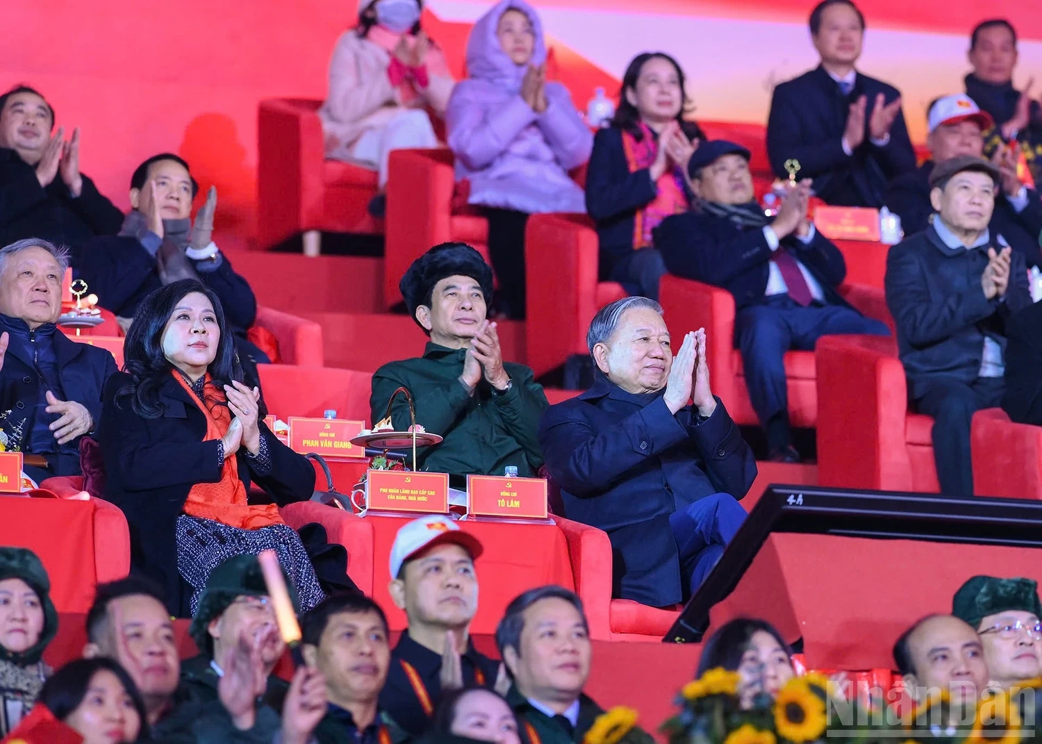 Tổng Bí thư Tô Lâm dự chương trình nghệ thuật đặc biệt Dưới lá cờ vẻ vang của Đảng”