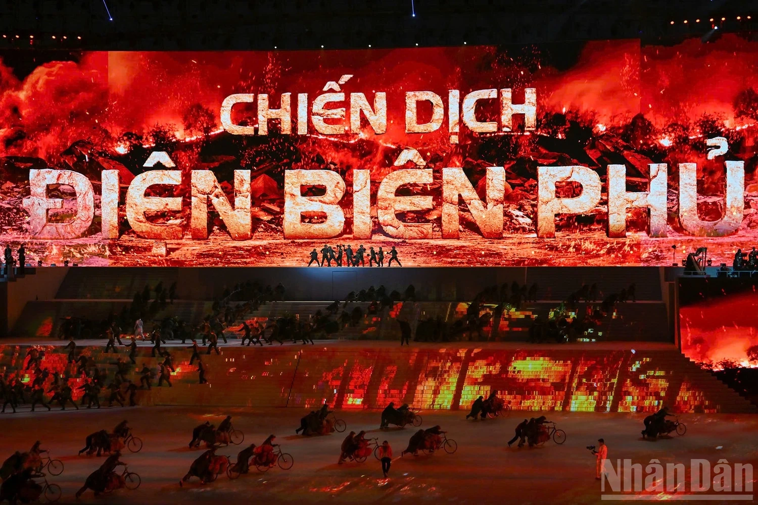 Tổng Bí thư Tô Lâm dự chương trình nghệ thuật đặc biệt Dưới lá cờ vẻ vang của Đảng”