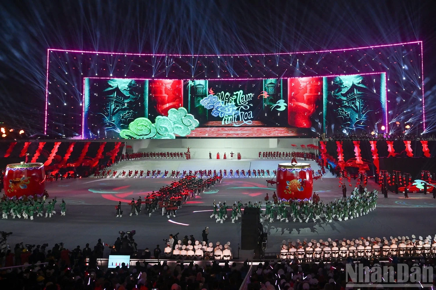 Tổng Bí thư Tô Lâm dự chương trình nghệ thuật đặc biệt Dưới lá cờ vẻ vang của Đảng”