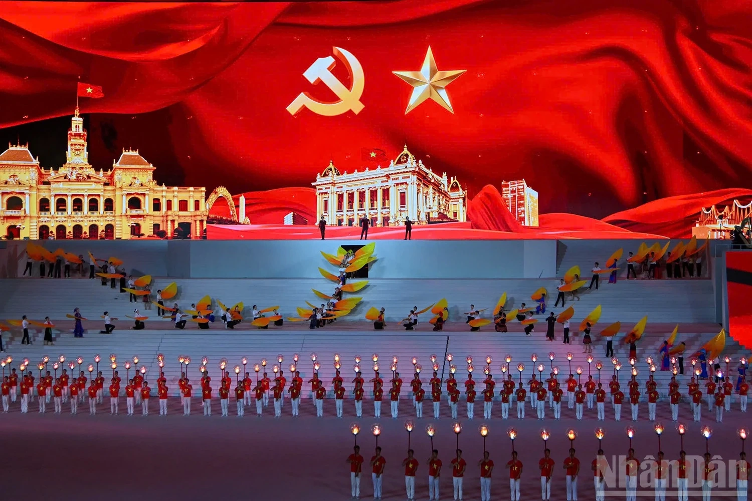 Tổng Bí thư Tô Lâm dự chương trình nghệ thuật đặc biệt Dưới lá cờ vẻ vang của Đảng”