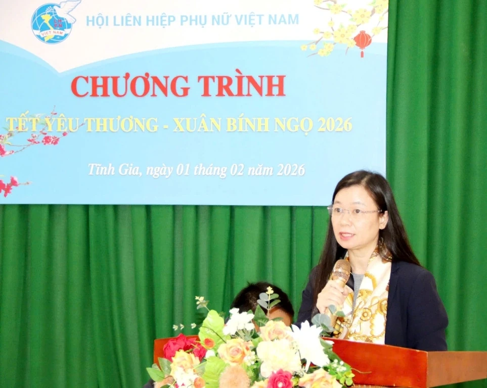 Phó Chủ tịch Trung ương Hội LHPN Việt Nam thăm, tặng quà Mẹ Việt Nam anh hùng, trẻ mồ côi và phụ nữ khó khăn