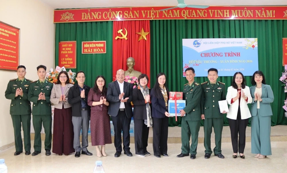 Phó Chủ tịch Trung ương Hội LHPN Việt Nam thăm, tặng quà Mẹ Việt Nam anh hùng, trẻ mồ côi và phụ nữ khó khăn
