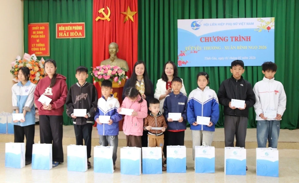 Phó Chủ tịch Trung ương Hội LHPN Việt Nam thăm, tặng quà Mẹ Việt Nam anh hùng, trẻ mồ côi và phụ nữ khó khăn