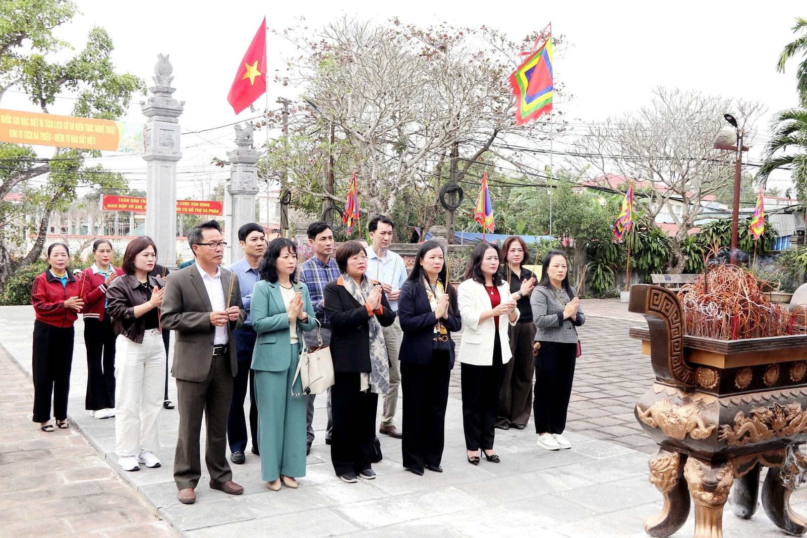 Phó Chủ tịch Trung ương Hội LHPN Việt Nam thăm, tặng quà Mẹ Việt Nam anh hùng, trẻ mồ côi và phụ nữ khó khăn