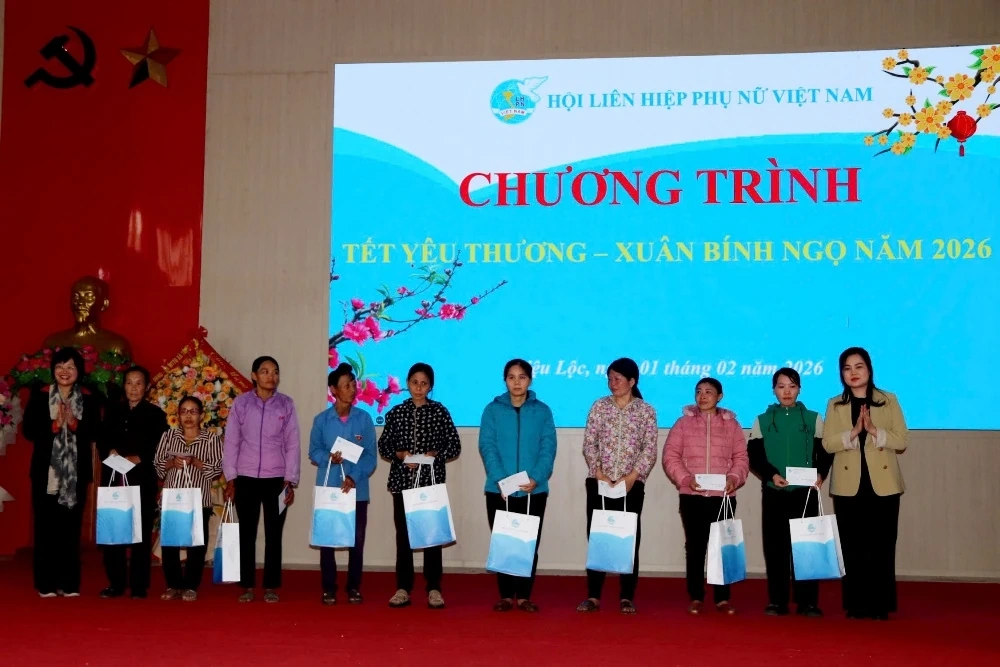 Phó Chủ tịch Trung ương Hội LHPN Việt Nam thăm, tặng quà Mẹ Việt Nam anh hùng, trẻ mồ côi và phụ nữ khó khăn
