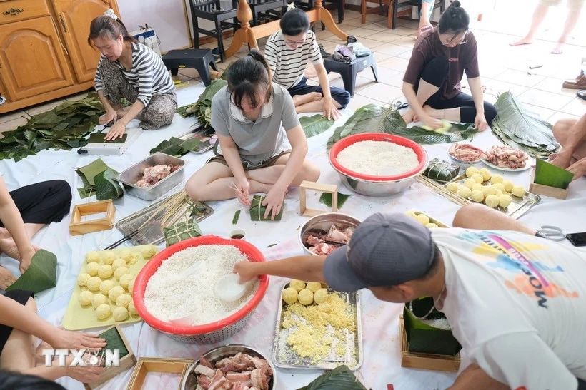 Gói bánh chưng nơi xa vạn dặm, giữ gìn hương Tết Việt trên đất Nam Phi