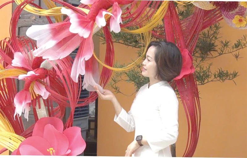 Thị trường đồ trang trí tết: Đa dạng mẫu mã, giá cả hợp lý