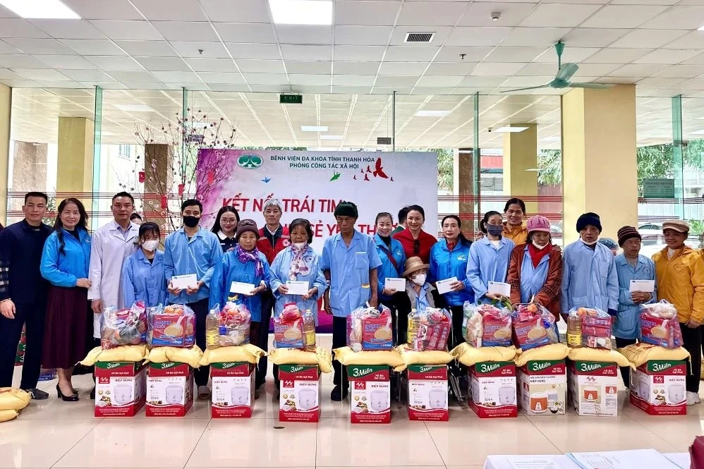 Trao quà Tết cho bệnh nhân tại Trung tâm Thận lọc máu