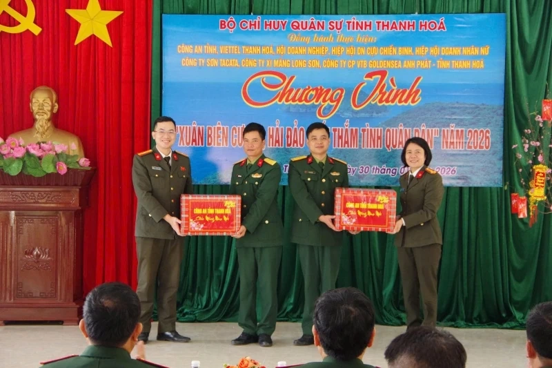 Bộ Chỉ huy Quân sự tỉnh thăm, chúc Tết cán bộ, chiến sĩ Tiểu đoàn Hỗn hợp Đảo Mê