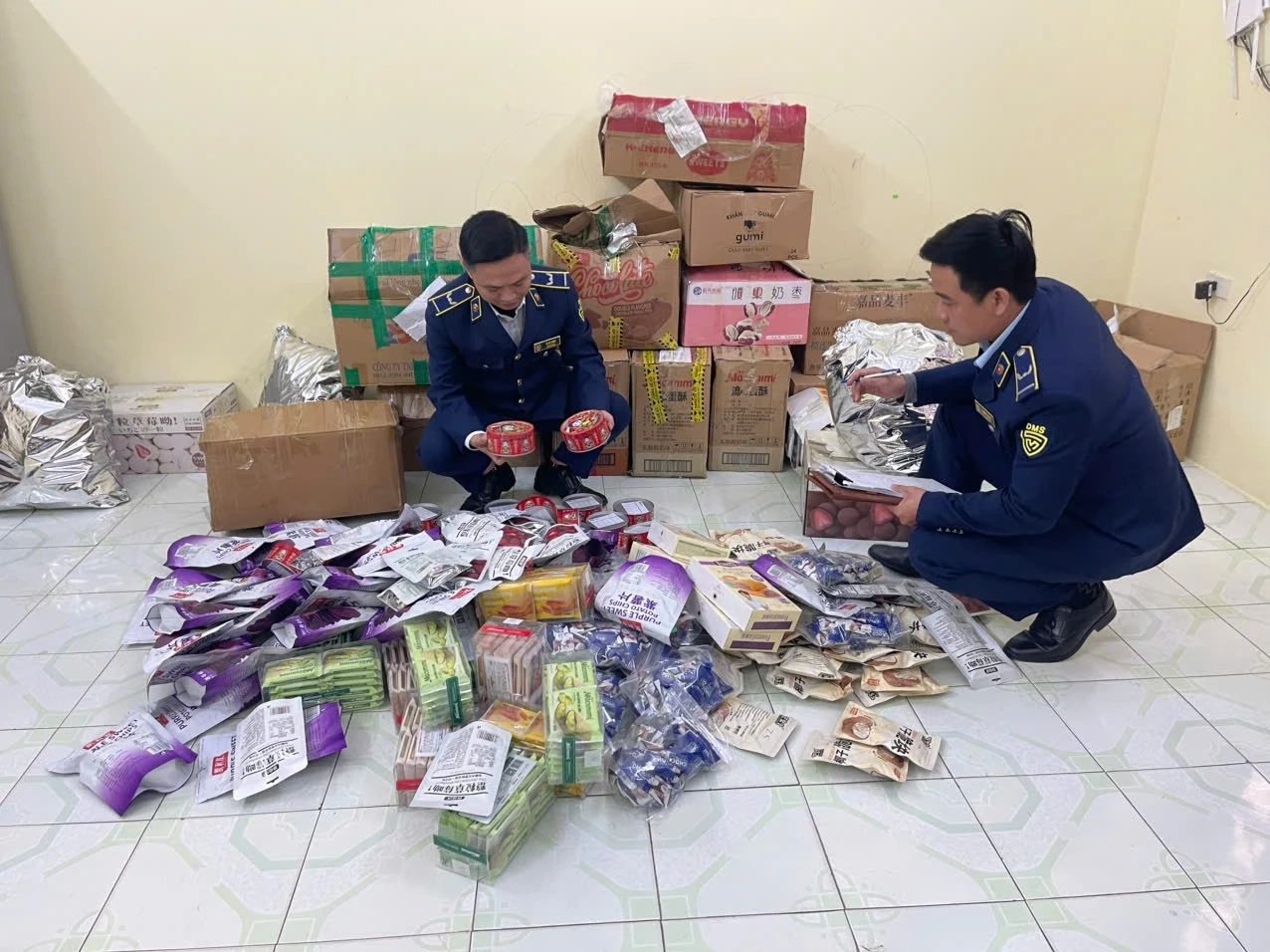 Xử phạt 12 triệu đồng, buộc tiêu hủy 335 sản phẩm thực phẩm không rõ nguồn gốc