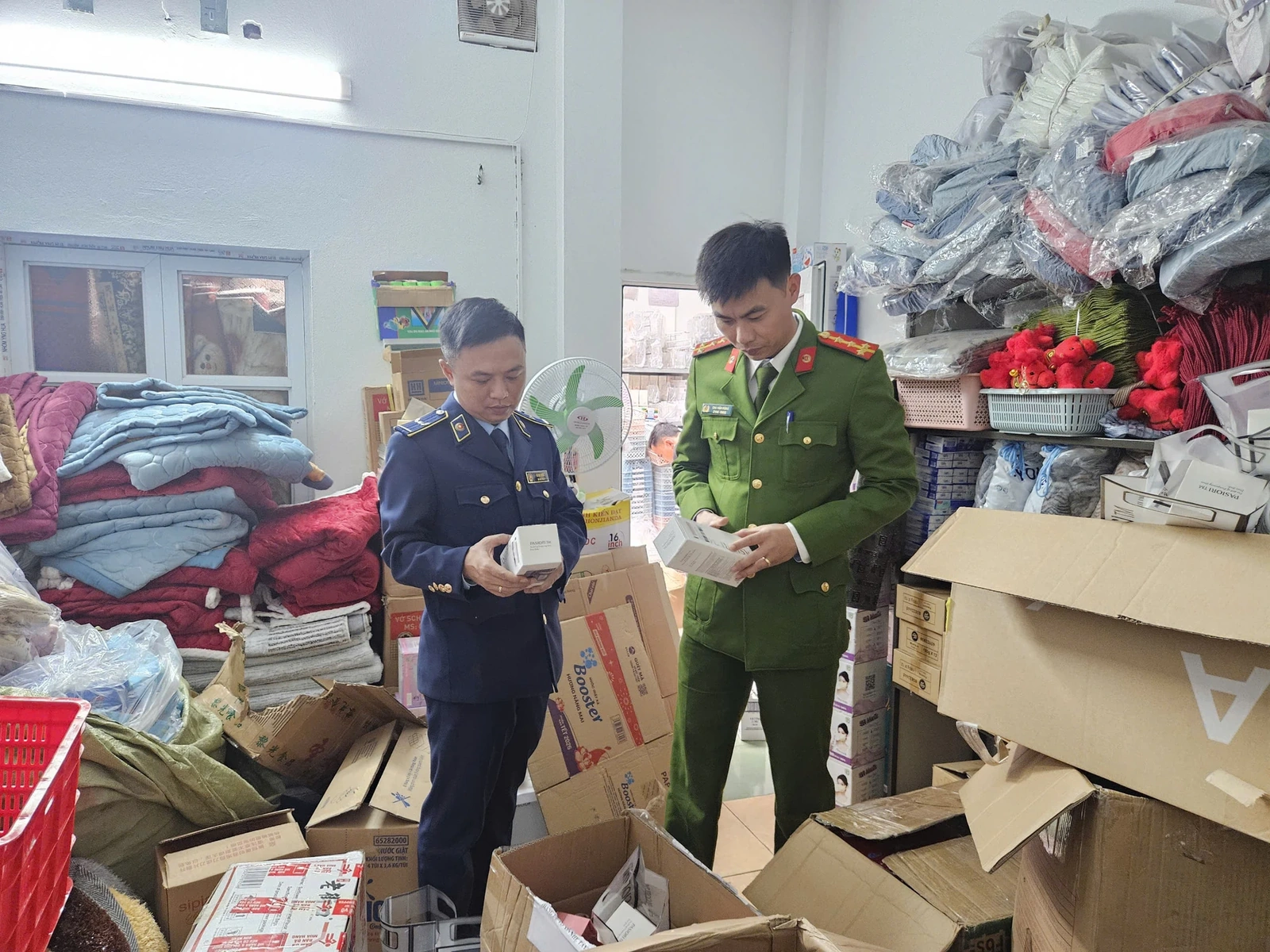 Xử phạt 12 triệu đồng, buộc tiêu hủy 335 sản phẩm thực phẩm không rõ nguồn gốc