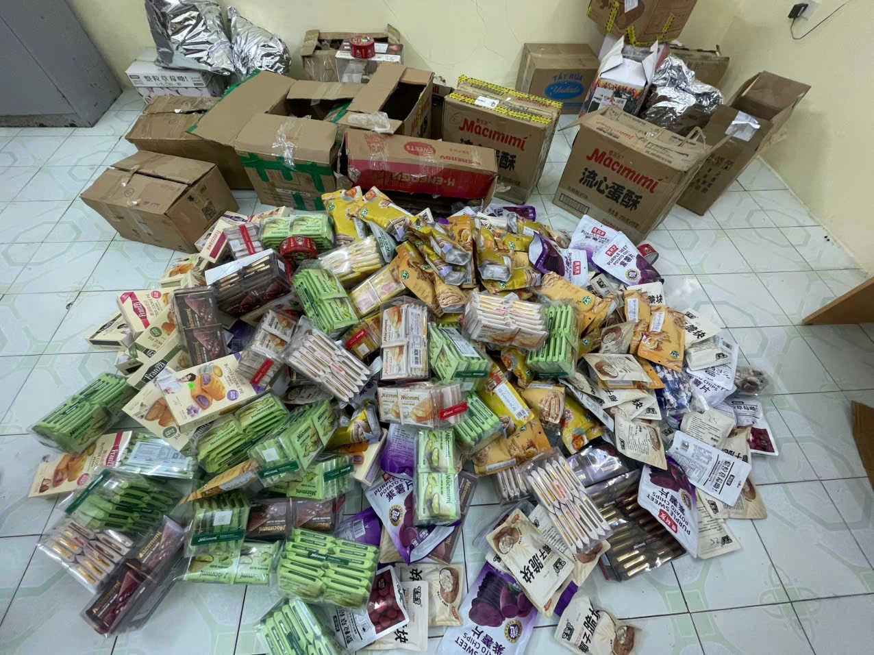 Xử phạt 12 triệu đồng, buộc tiêu hủy 335 sản phẩm thực phẩm không rõ nguồn gốc