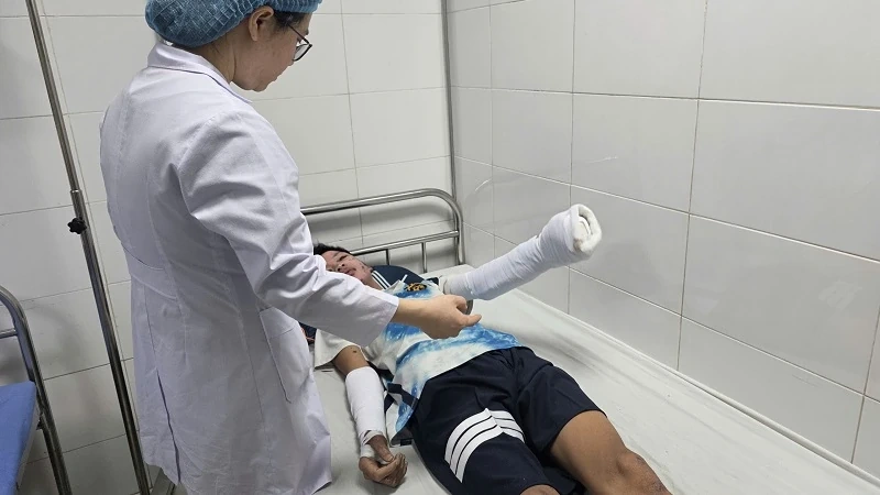 Tự chế pháo, thiếu niên 14 tuổi bị dập nát một phần bàn tay