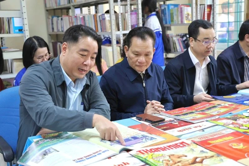 Xã Lưu Vệ khai trương phòng đọc sách, báo “Mừng Đảng - Mừng Xuân”