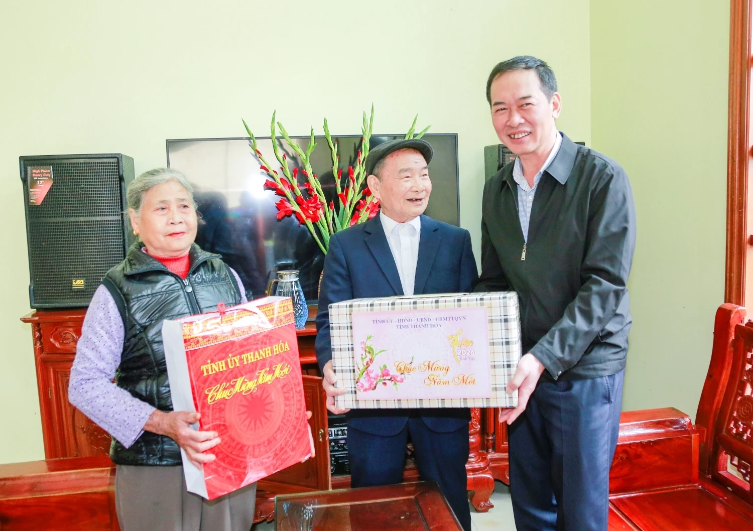 Phó Bí thư Tỉnh ủy, Chủ tịch Ủy ban MTTQ tỉnh Trịnh Tuấn Sinh thăm, tặng quà Tết tại các phường Sầm Sơn, Nam Sầm Sơn và xã Quảng Ninh