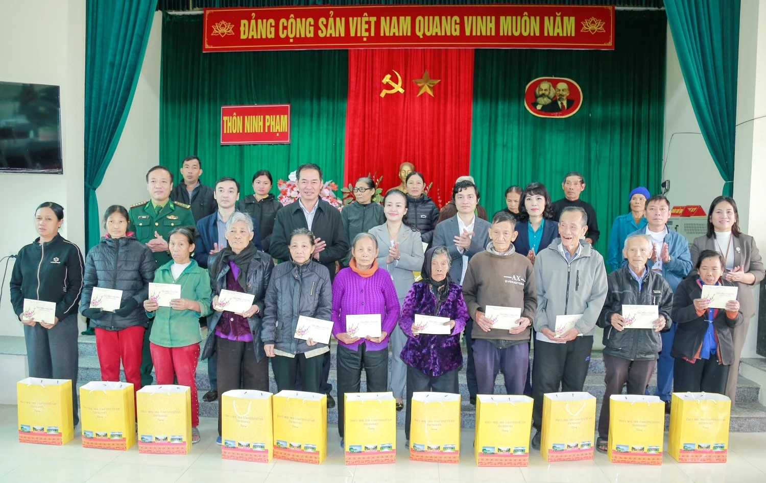 Phó Bí thư Tỉnh ủy, Chủ tịch Ủy ban MTTQ tỉnh Trịnh Tuấn Sinh thăm, tặng quà Tết tại các phường Sầm Sơn, Nam Sầm Sơn và xã Quảng Ninh