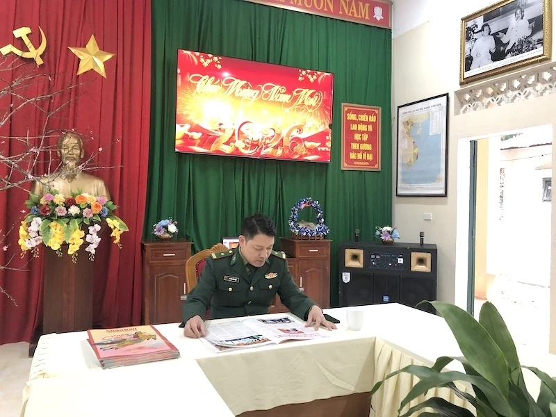 Trao tặng Báo Nhân Dân Xuân Bính Ngọ cho chiến sĩ Bộ đội Biên phòng Thanh Hóa