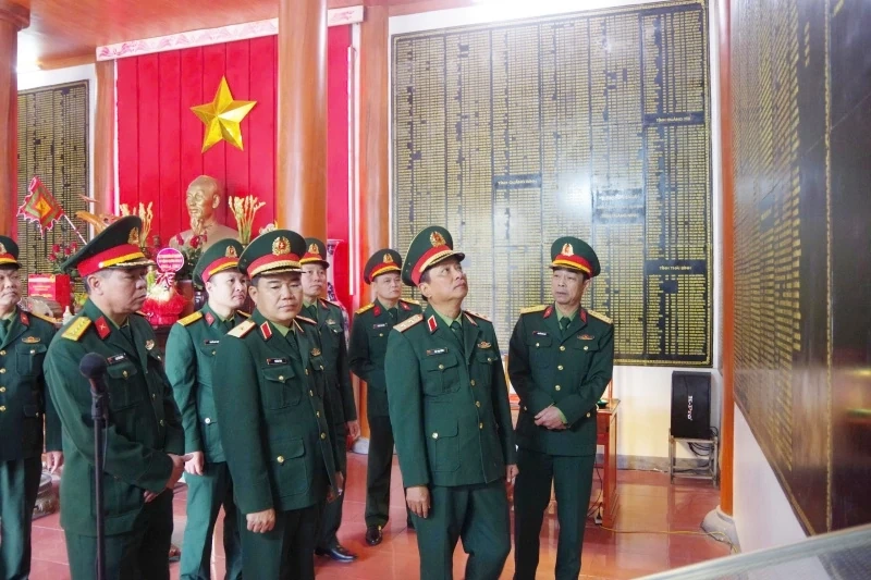 Tư lệnh Quân khu 4 Hà Thọ Bình kiểm tra, chúc Tết tại Sư đoàn 341