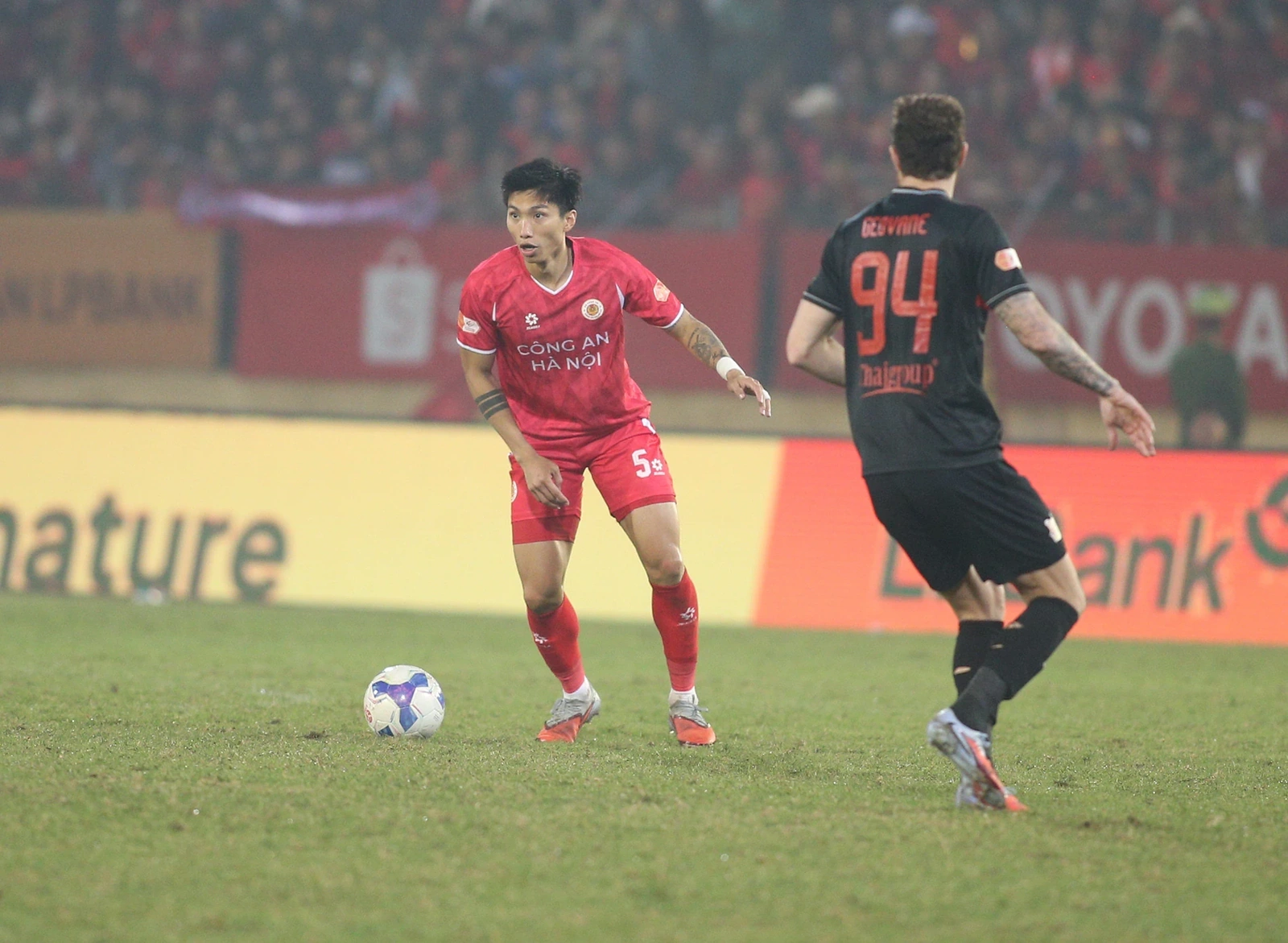 Ninh Bình FC để lại hình ảnh phản cảm sau thất bại trước CAHN; Man City hụt hơi, Man Utd kịch tính vào top 4