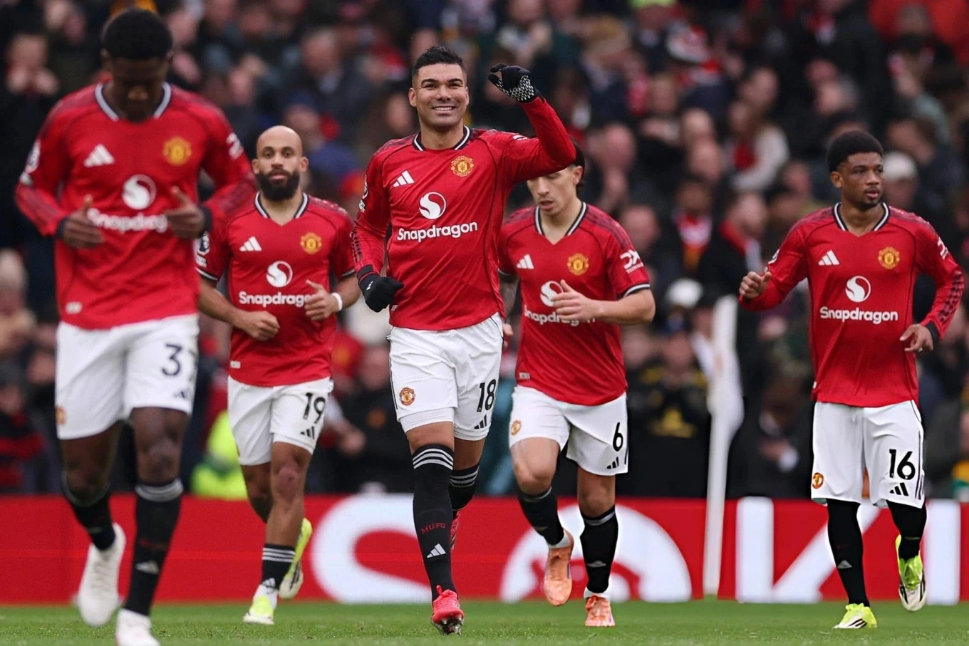 Ninh Bình FC để lại hình ảnh phản cảm sau thất bại trước CAHN; Man City hụt hơi, Man Utd kịch tính vào top 4