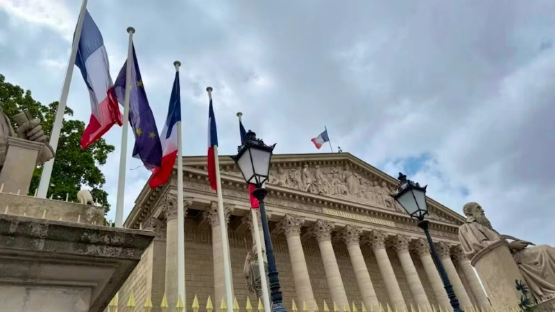 Thủ tướng Pháp vượt qua kiến nghị bất tín nhiệm, mở đường phê chuẩn cuối cùng đối với ngân sách