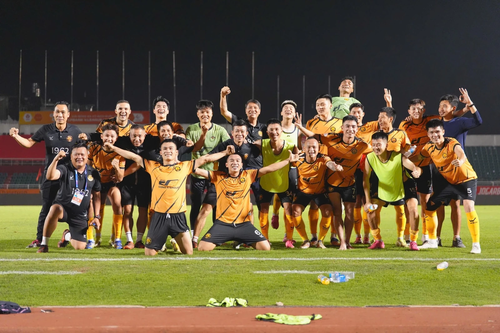 Cổ động viên tặng quà đặc biệt cho Đông Á Thanh Hóa trước thềm Tết Bính Ngọ