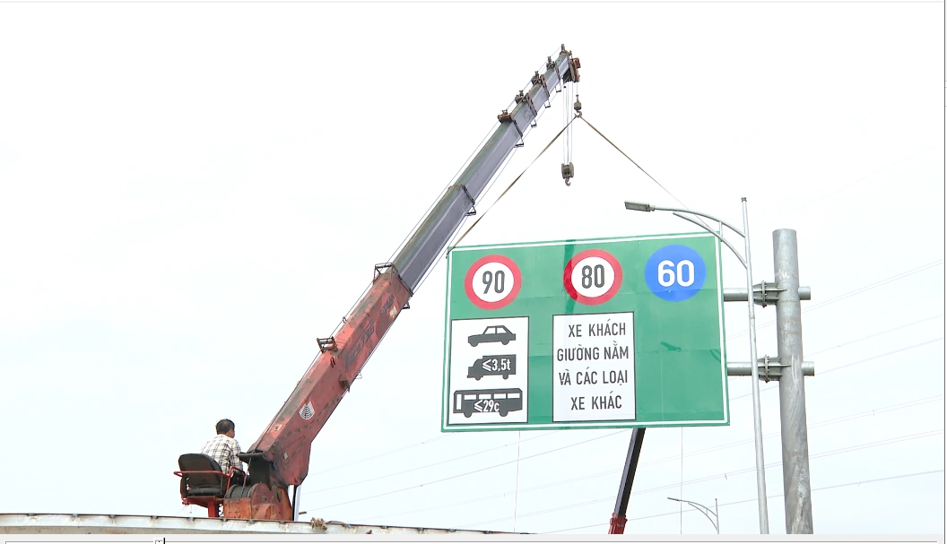Bổ sung biển cảnh báo, phòng ngừa tai nạn giao thông trên cao tốc