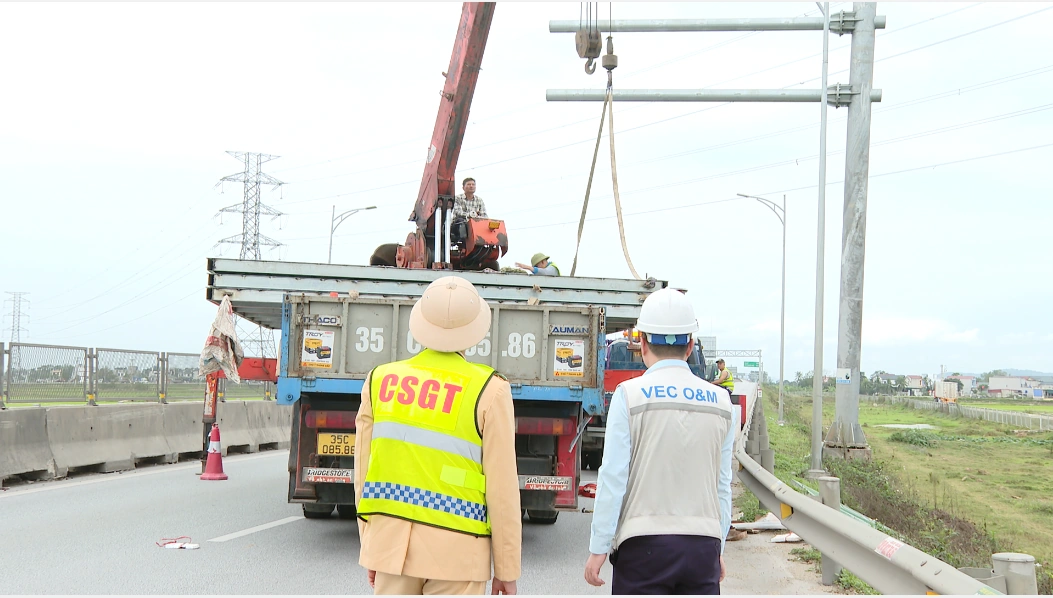Bổ sung biển cảnh báo, phòng ngừa tai nạn giao thông trên cao tốc
