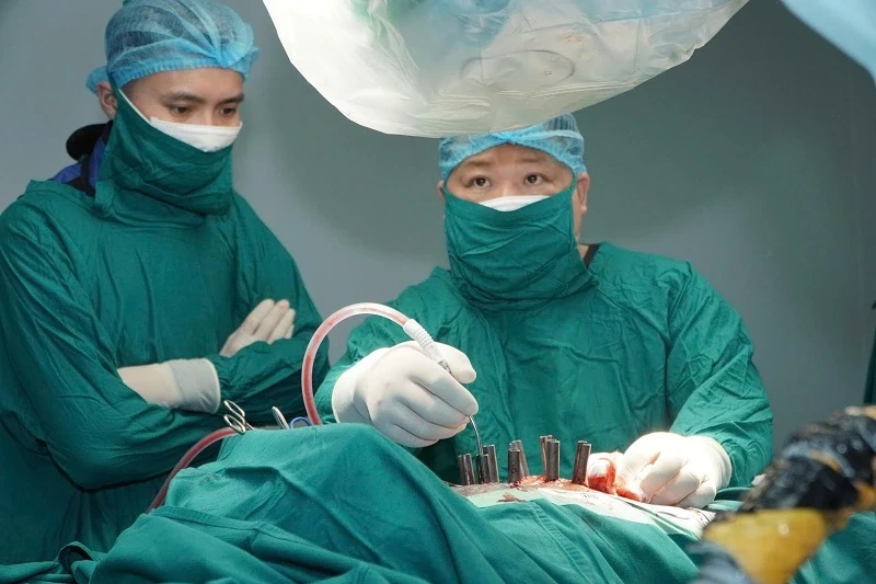 Thêm một bệnh viện tại Thanh Hóa làm chủ kỹ thuật bắt vít cột sống qua da